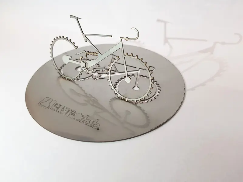 Bicicleta decorativa produzida em metal cortado