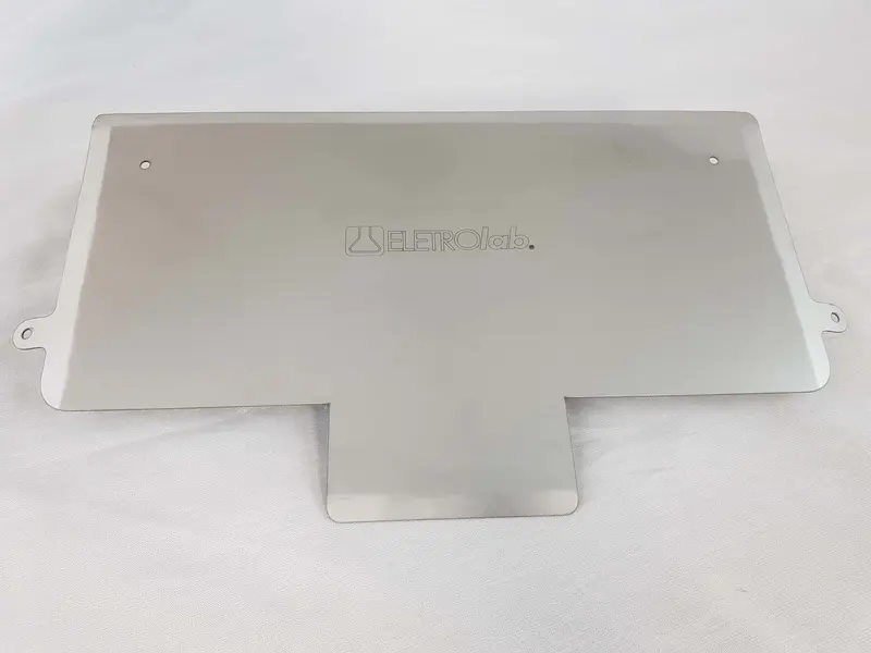 Painel metálico conformado com gravação